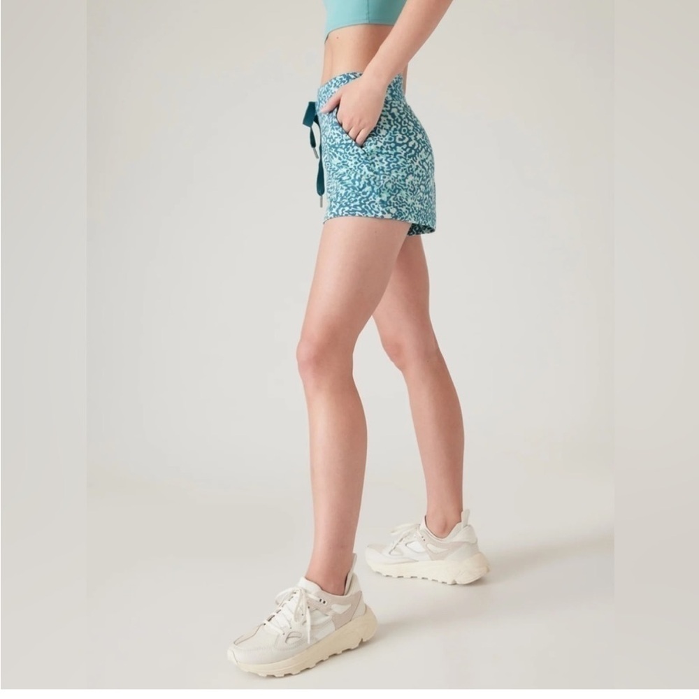 NWT ATHLETA Balance 4” Pull On SHORTIE Active Lounge SHORTS Nirvana Leopard $59 - Picture 3 of 12